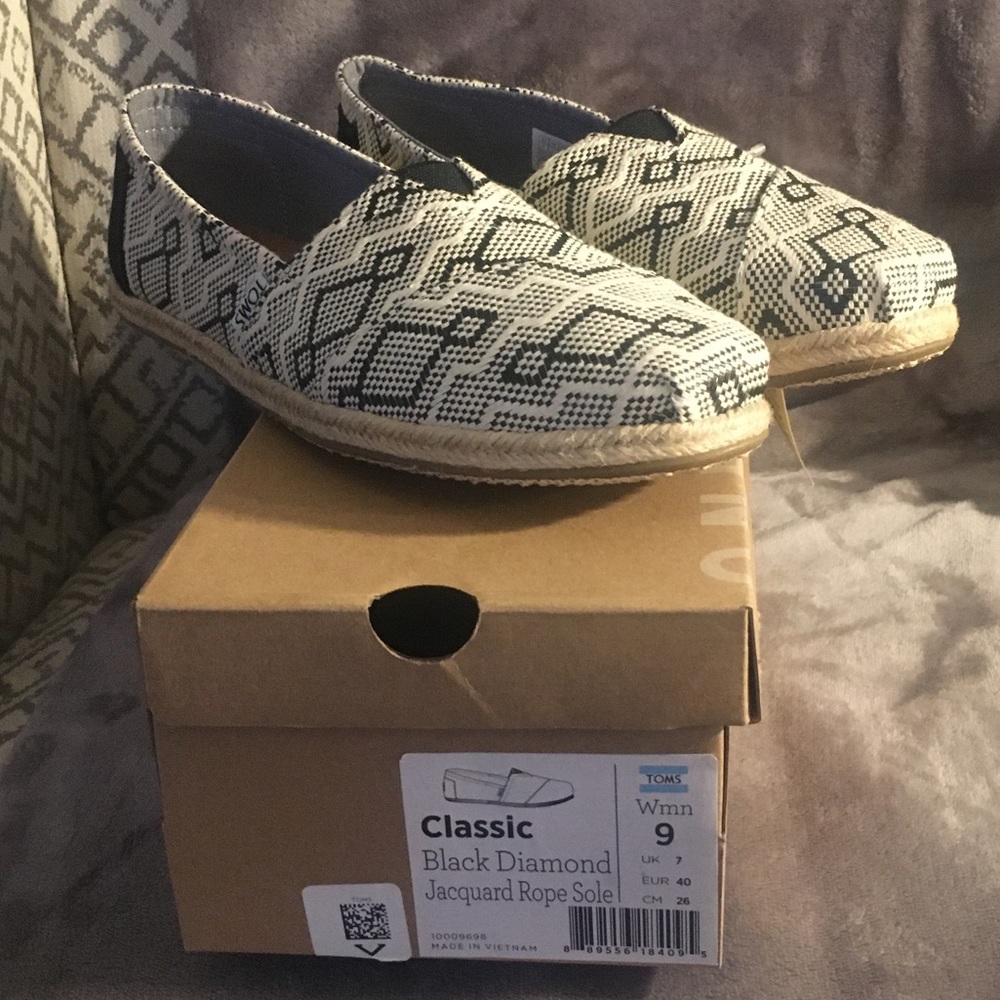 TOMS Classic Black Diamond Jacquard Rope Sole (Size 9)